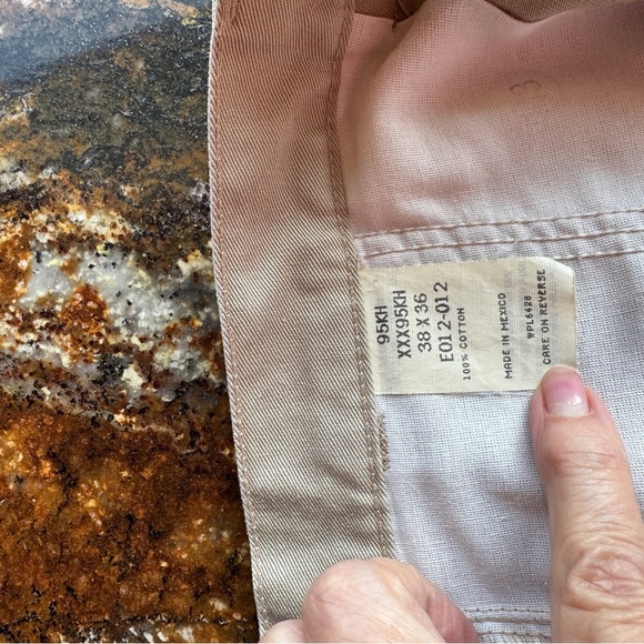 MENS
WRANGLER RIATA
37x36
TAN
100% cotton
Used, worn a few times - Picture 4 of 5